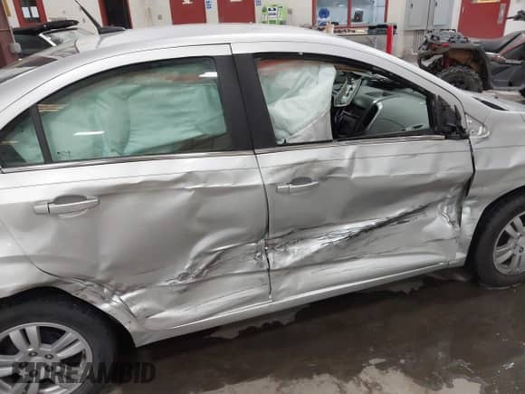 2014 Chevrolet Sonic LT z VIN 1G1JC5SH8E4131603, wystawiony jako IAAI lot #42896356 z przebiegiem 103 663 mil mil oraz . Historia ofert i sprzedaży dostępna na DreamBid. Obrazek 6.