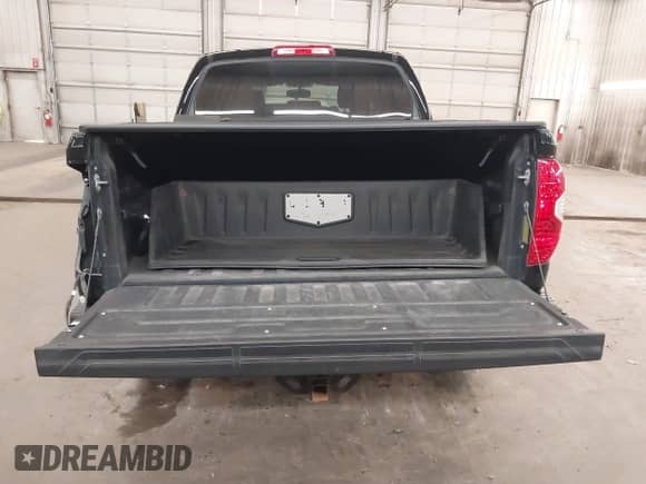 2017 Toyota Tundra Platinum с VIN 5TFAY5F12HX655824, выставлен на аукционе IAAI как лот 42902032 с пробегом 116 161 миль миль и . История ставок и продаж доступна на DreamBid. Изображение 17.