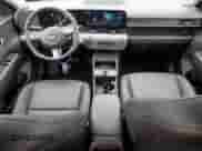 2024 Hyundai Kona Limited z VIN KM8HE3A6XRU004292, wystawiony jako Copart lot #48234055 z przebiegiem 1 366 mil mil oraz Szkoda całkowita • Salvage title. Historia ofert i sprzedaży dostępna na DreamBid. Obrazek 8.