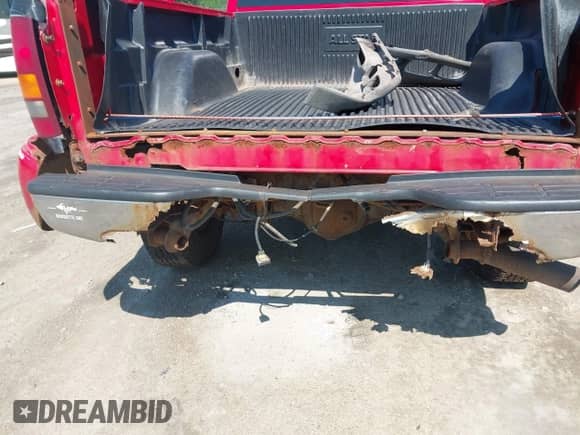 2002 Chevrolet Silverado 2500HD LT с VIN 1GCHK29112E303783, выставлен на аукционе IAAI как лот 42798214 с пробегом Не указан миль и . История ставок и продаж доступна на DreamBid. Изображение 16.