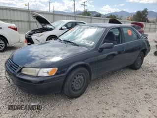 1998 Toyota Camry LE z VIN JT2BF22K5W0103899, wystawiony jako Copart lot #80319675 z przebiegiem Nie podano mil oraz Szkoda całkowita • Salvage title. Historia ofert i sprzedaży dostępna na DreamBid. Obrazek 1.