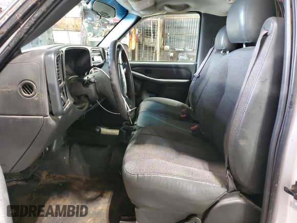 2003 Chevrolet Silverado 1500 LS z VIN 1GCEK14V33Z173927, wystawiony jako Copart lot #56017245 z przebiegiem Nie podano mil oraz Czysty tytuł • Clean title. Historia ofert i sprzedaży dostępna na DreamBid. Obrazek 7.