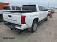 2024 Toyota Tacoma SR5 z VIN 3TMKB5FN0RM008886, wystawiony jako IAAI lot #41631663 z przebiegiem 5 586 mil mil oraz . Historia ofert i sprzedaży dostępna na DreamBid. Obrazek 4.