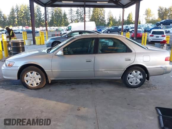 2001 Toyota Camry LE with VIN 4T1BG22KX1U847290, listed as a IAAI auction lot 43438341 with 186,987 mi miles and . Bid and sale history available at DreamBid. Image 14.