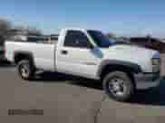 2007 Chevrolet Silverado 2500HD Work Truck z VIN 1GBHC24U57E165823, wystawiony jako Copart lot #44627995 z przebiegiem 311 160 mil mil oraz Szkoda całkowita • Salvage title. Historia ofert i sprzedaży dostępna na DreamBid. Obrazek 4.