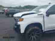 2022 Chevrolet Silverado 1500 Custom Trail Boss z VIN 3GCPYCEL6NG108492, wystawiony jako IAAI lot #42362191 z przebiegiem 46 701 mil mil oraz . Historia ofert i sprzedaży dostępna na DreamBid. Obrazek 6.