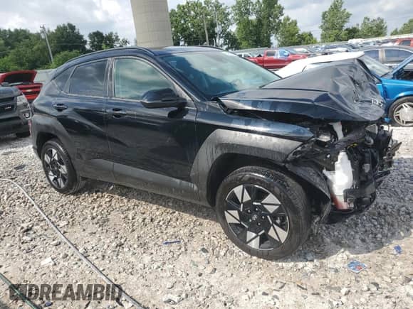 2024 Hyundai Kona SEL z VIN KM8HCCAB7RU042971, wystawiony jako Copart lot #64848455 z przebiegiem 11 142 mil mil oraz Nie do naprawy • Non repairable. Historia ofert i sprzedaży dostępna na DreamBid. Obrazek 4.