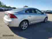 2015 Volvo S60 T5 Premier z VIN YV1612TKXF1358753, wystawiony jako Copart lot #82441685 z przebiegiem 79 261 mil mil oraz Szkoda całkowita • Salvage title. Historia ofert i sprzedaży dostępna na DreamBid. Obrazek 3.