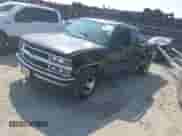 1998 Chevrolet Silverado 1500 z VIN 2GCEC19R7W1103854, wystawiony jako IAAI lot #43234033 z przebiegiem 276 944 mil mil oraz . Historia ofert i sprzedaży dostępna na DreamBid. Obrazek 2.