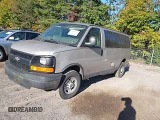 2005 Chevrolet Express Passenger z VIN 1GAHG35U551157075, wystawiony jako IAAI lot #43424175 z przebiegiem 148 901 mil mil oraz . Historia ofert i sprzedaży dostępna na DreamBid. Obrazek 2.