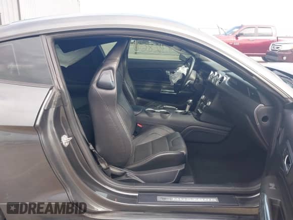 2019 Ford Mustang GT z VIN 1FA6P8CF9K5177274, wystawiony jako IAAI lot #43286892 z przebiegiem 40 802 mil mil oraz . Historia ofert i sprzedaży dostępna na DreamBid. Obrazek 5.