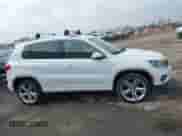 2016 Volkswagen Tiguan S z VIN WVGAV7AX6GW557671, wystawiony jako IAAI lot #41393245 z przebiegiem 92 586 mil mil oraz . Historia ofert i sprzedaży dostępna na DreamBid. Obrazek 13.