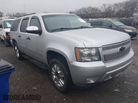2010 Chevrolet Suburban LTZ z VIN 1GNUCKE04AR187938, wystawiony jako IAAI lot #41555621 z przebiegiem 127 516 mil mil oraz . Historia ofert i sprzedaży dostępna na DreamBid. Obrazek 1.