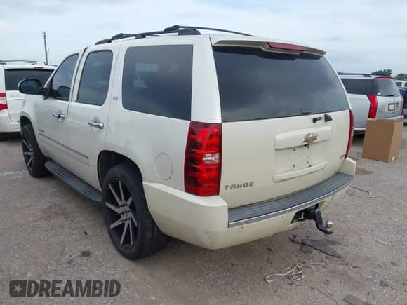 2010 Chevrolet Tahoe LTZ z VIN 1GNUCCE08AR165303, wystawiony jako IAAI lot #42588677 z przebiegiem 232 159 mil mil oraz . Historia ofert i sprzedaży dostępna na DreamBid. Obrazek 3.
