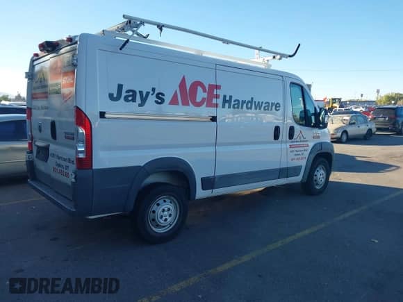 2017 Ram ProMaster Cargo z VIN 3C6TRVAG8HE542890, wystawiony jako IAAI lot #43499590 z przebiegiem 102 516 mil mil oraz . Historia ofert i sprzedaży dostępna na DreamBid. Obrazek 4.