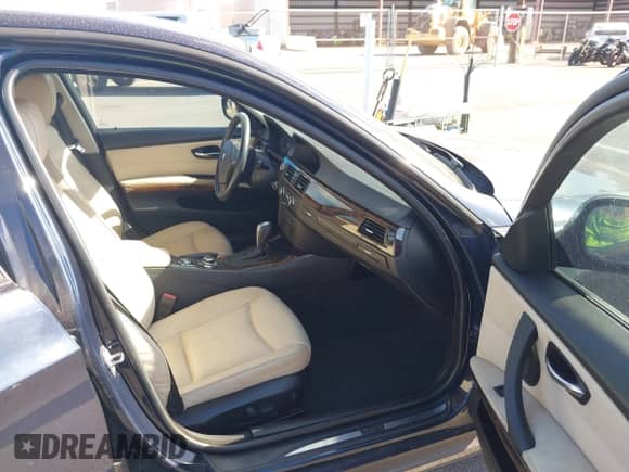 2010 BMW 3 Series 328i с VIN WBAPH5C51AA438983, выставлен на аукционе IAAI как лот 42965656 с пробегом 103 610 миль миль и . История ставок и продаж доступна на DreamBid. Изображение 5.