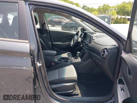 2018 Hyundai Kona SE z VIN KM8K1CAA5JU152487, wystawiony jako IAAI lot #42389323 z przebiegiem 52 437 mil mil oraz . Historia ofert i sprzedaży dostępna na DreamBid. Obrazek 5.