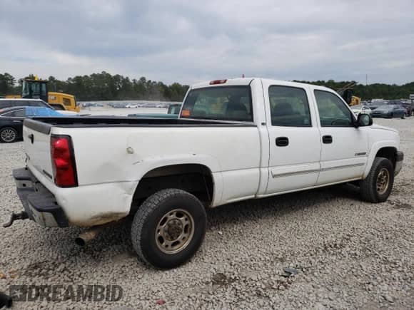 2005 Chevrolet Silverado 2500HD Work Truck с VIN 1GCHC23U85F853092, выставлен на аукционе Copart как лот 54121235 с пробегом 273 862 миль миль и На запчасти • Non repairable. История ставок и продаж доступна на DreamBid. Изображение 3.