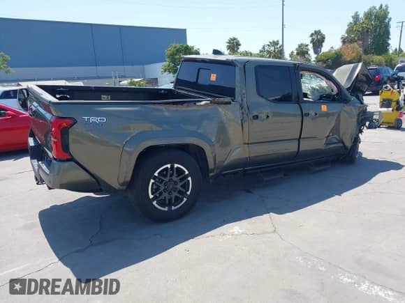 2024 Toyota Tacoma SR5 z VIN 3TMLB5JN8RM007836, wystawiony jako IAAI lot #42443151 z przebiegiem Nie podano mil oraz . Historia ofert i sprzedaży dostępna na DreamBid. Obrazek 4.