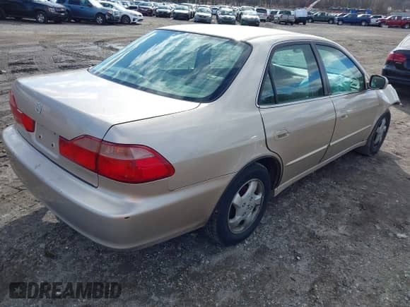 2000 Honda Accord EX z VIN 1HGCG6672YA069215, wystawiony jako IAAI lot #41508330 z przebiegiem 138 721 mil mil oraz . Historia ofert i sprzedaży dostępna na DreamBid. Obrazek 4.