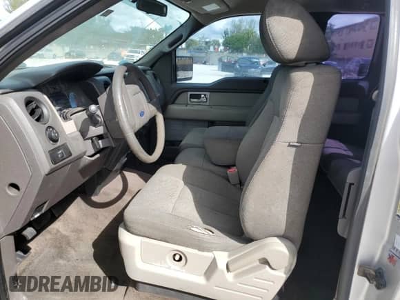 2010 Ford F-150 XL z VIN 1FTEX1CW8AFC75833, wystawiony jako Copart lot #87300975 z przebiegiem 240 189 mil mil oraz Czysty tytuł • Clean title. Historia ofert i sprzedaży dostępna na DreamBid. Obrazek 9.