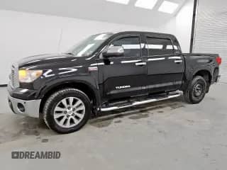 2013 Toyota Tundra Limited z VIN 5TFHW5F18DX310229, wystawiony jako Copart lot #61745765 z przebiegiem 209 351 mil mil oraz Czysty tytuł • Clean title. Historia ofert i sprzedaży dostępna na DreamBid. Obrazek 1.