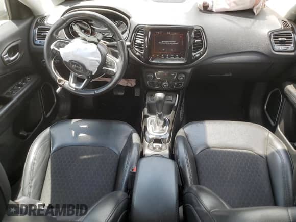 2018 Jeep Compass Latitude z VIN 3C4NJCBB2JT318340, wystawiony jako Copart lot #65468945 z przebiegiem 68 133 mil mil oraz Szkoda całkowita • Salvage title. Historia ofert i sprzedaży dostępna na DreamBid. Obrazek 8.