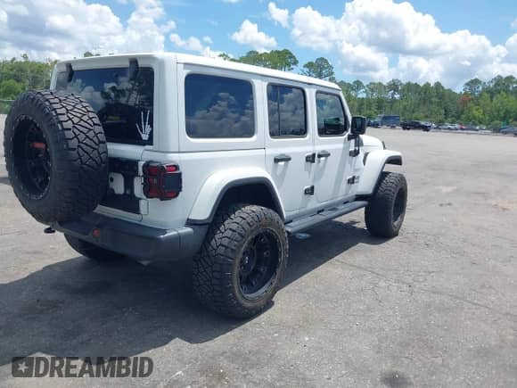2021 Jeep Wrangler Unlimited Sahara Altitude z VIN 1C4HJXEN7MW518395, wystawiony jako IAAI lot #42484314 z przebiegiem 55 000 mil mil oraz . Historia ofert i sprzedaży dostępna na DreamBid. Obrazek 4.