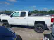 2017 Chevrolet Silverado 1500 LT z VIN 1GCVKREC0HZ129614, wystawiony jako IAAI lot #42833686 z przebiegiem 135 000 mil mil oraz . Historia ofert i sprzedaży dostępna na DreamBid. Obrazek 14.