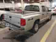 2005 Dodge Dakota Laramie z VIN 1D7HW58N75S188127, wystawiony jako IAAI lot #41209206 z przebiegiem 117 480 mil mil oraz . Historia ofert i sprzedaży dostępna na DreamBid. Obrazek 4.
