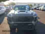 2024 Toyota Tacoma SR5 z VIN 3TMLB5JN9RM057547, wystawiony jako IAAI lot #42865640 z przebiegiem 28 049 mil mil oraz . Historia ofert i sprzedaży dostępna na DreamBid. Obrazek 12.