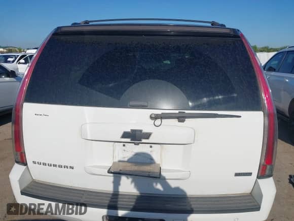 2010 Chevrolet Suburban LT z VIN 1GNUCJE04AR145330, wystawiony jako IAAI lot #42579675 z przebiegiem 185 242 mil mil oraz . Historia ofert i sprzedaży dostępna na DreamBid. Obrazek 16.