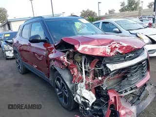 2022 Chevrolet TrailBlazer RS z VIN KL79MTSL9NB099057, wystawiony jako IAAI lot #42586975 z przebiegiem 57 178 mil mil oraz . Historia ofert i sprzedaży dostępna na DreamBid. Obrazek 1.
