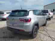 2020 Jeep Compass Sport z VIN 3C4NJDAB4LT256661, wystawiony jako IAAI lot #43300392 z przebiegiem 80 177 mil mil oraz . Historia ofert i sprzedaży dostępna na DreamBid. Obrazek 4.