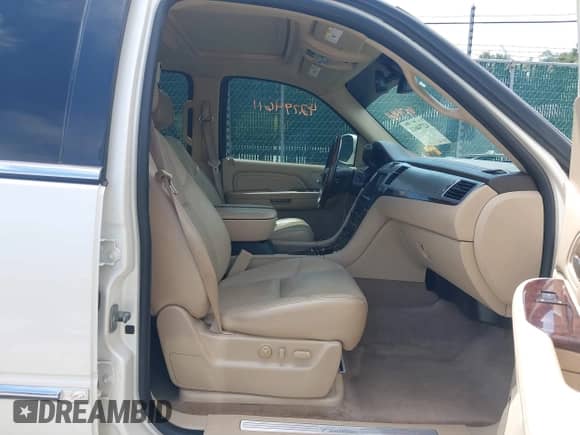 2009 Cadillac Escalade ESV with VIN 1GYFK26239R224780, listed as a IAAI auction lot 42794611 with 109,490 mi miles and . Bid and sale history available at DreamBid. Image 5.