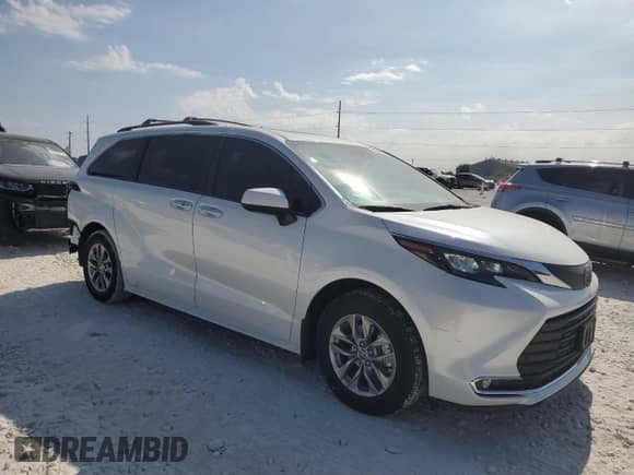 2024 Toyota Sienna XLE z VIN 5TDYRKEC1RS219079, wystawiony jako Copart lot #86458085 z przebiegiem 14 907 mil mil oraz Szkoda całkowita • Salvage title. Historia ofert i sprzedaży dostępna na DreamBid. Obrazek 4.