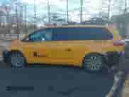 2017 Toyota Sienna XLE Auto Access Seat z VIN 5TDYZ3DC6HS792503, wystawiony jako IAAI lot #41272021 z przebiegiem 109 315 mil mil oraz . Historia ofert i sprzedaży dostępna na DreamBid. Obrazek 13.