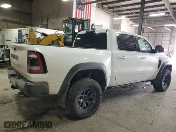 2021 Ram 1500 z VIN IA046229, wystawiony jako Copart lot #59465905 z przebiegiem 19 796 mil mil oraz Szkoda całkowita • Salvage title. Historia ofert i sprzedaży dostępna na DreamBid. Obrazek 3.