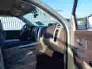 2009 Dodge 1500 SLT z VIN 1D3HB13T99J532242, wystawiony jako IAAI lot #42770095 z przebiegiem 166 481 mil mil oraz . Historia ofert i sprzedaży dostępna na DreamBid. Obrazek 5.