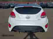 2013 Hyundai Veloster Turbo с VIN KMHTC6AE6DU097460, выставлен на аукционе IAAI как лот 42099379 с пробегом 82 240 миль миль и . История ставок и продаж доступна на DreamBid. Изображение 16.