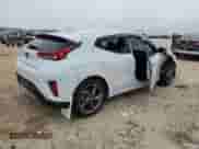 2019 Hyundai Veloster 2.0 z VIN KMHTG6AF5KU018693, wystawiony jako Copart lot #76660363 z przebiegiem 74 498 mil mil oraz . Historia ofert i sprzedaży dostępna na DreamBid. Obrazek 3.