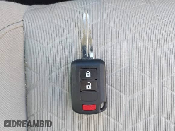 2021 Mitsubishi Outlander ES z VIN JA4ARUAU1MU005297, wystawiony jako IAAI lot #43400284 z przebiegiem 47 525 mil mil oraz . Historia ofert i sprzedaży dostępna na DreamBid. Obrazek 11.