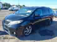 2013 Toyota Sienna SE z VIN 5TDXK3DC2DS302164, wystawiony jako IAAI lot #42792640 z przebiegiem 148 108 mil mil oraz . Historia ofert i sprzedaży dostępna na DreamBid. Obrazek 2.