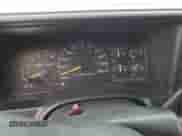 1998 GMC Sierra 1500 z VIN 1GTEC14W0WZ526005, wystawiony jako Copart lot #86539824 z przebiegiem 206 094 mil mil oraz Czysty tytuł • Clean title. Historia ofert i sprzedaży dostępna na DreamBid. Obrazek 9.