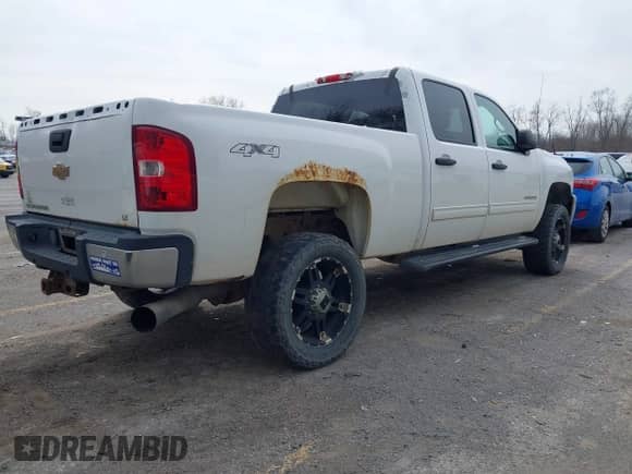 2011 Chevrolet Silverado 2500HD LT with VIN 1GC1KXC89BF253469, listed as a IAAI auction lot 41943244 with Not provided miles and . Bid and sale history available at DreamBid. Image 4.