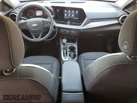 2024 Chevrolet Trax LS z VIN KL77LFE21RC186157, wystawiony jako Copart lot #67847245 z przebiegiem 26 789 mil mil oraz Szkoda całkowita • Salvage title. Historia ofert i sprzedaży dostępna na DreamBid. Obrazek 8.