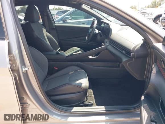 2024 Hyundai Elantra N Line z VIN KMHLR4DF8RU823043, wystawiony jako IAAI lot #43169558 z przebiegiem 8 365 mil mil oraz . Historia ofert i sprzedaży dostępna na DreamBid. Obrazek 5.