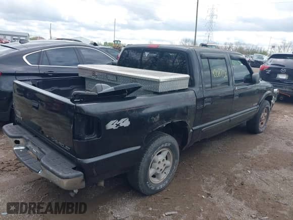 2002 Chevrolet S-10 LS с VIN 1GCDT13W22K183567, выставлен на аукционе IAAI как лот 42087130 с пробегом Не указан миль и . История ставок и продаж доступна на DreamBid. Изображение 4.