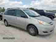 2008 Toyota Sienna LE z VIN 5TDZK23C48S183009, wystawiony jako Copart lot #70295935 z przebiegiem 184 241 mil mil oraz Szkoda całkowita • Salvage title. Historia ofert i sprzedaży dostępna na DreamBid. Obrazek 4.