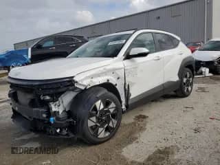 2025 Hyundai Kona SEL с VIN KM8HB3AB8SU206494, выставлен на аукционе Copart как лот 81597495 с пробегом 17 645 миль миль и Списание • Salvage title. История ставок и продаж доступна на DreamBid. Изображение 1.